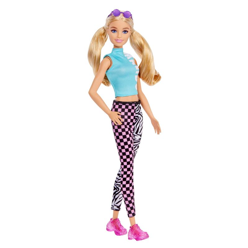 Boneca De Barbie Loira Usando Saia De Jeans Azul E Topo Colorido Em Um  Jardim Público Imagem de Stock Editorial - Imagem de roupa, boneca:  212379739