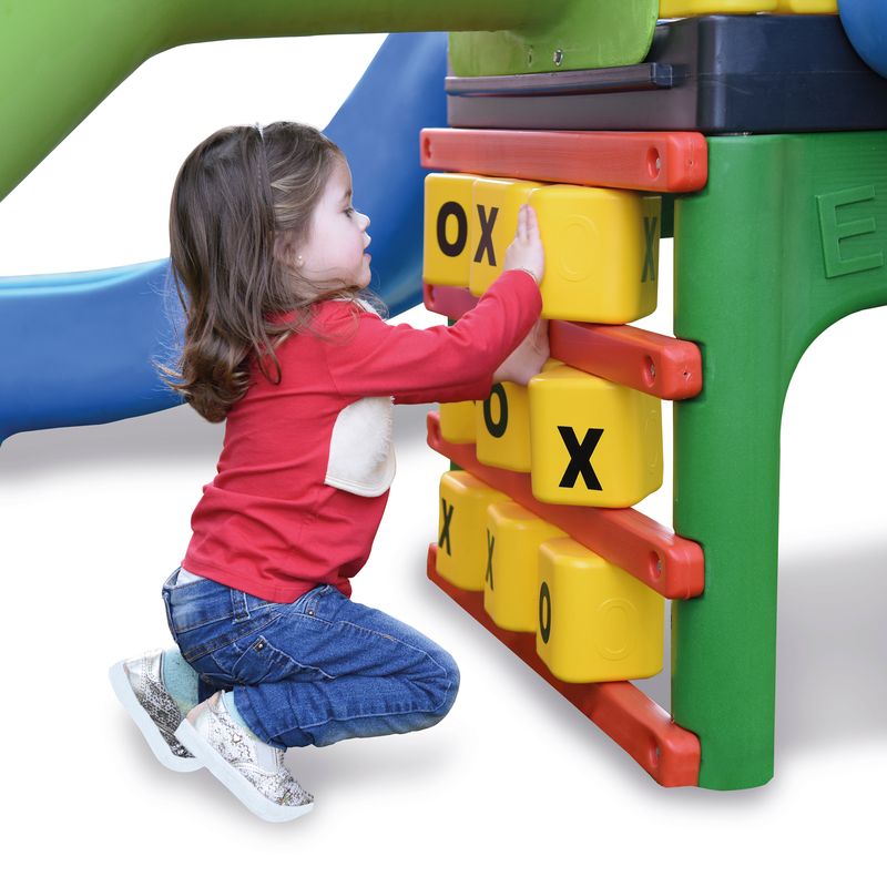 Brinquedos infantis. Jogo de lógica para crianças. Criança feliz e diversão  Jogos. fotos, imagens de © nataliagh #544457502